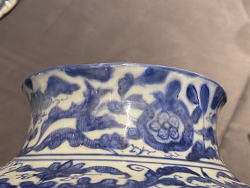 Deux vases couverts en porcelaine de Chine en bleu et blanc, Wanli