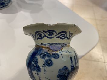 Quatre vases en fa&iuml;ence de Delft en bleu et blanc, 17/18&egrave;me