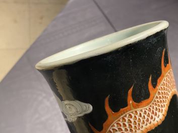 Un vase de forme bouteille en porcelaine de Chine famille noire &agrave; d&eacute;cor de dragons, 19&egrave;me