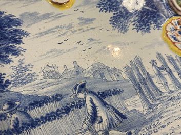 Een paar polychrome Delftse plaquettes met plattelandsvoorstellingen, 19e eeuw
