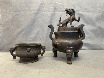 Twee Chinese bronzen wierookbranders, Qing
