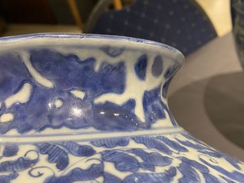 Deux vases couverts en porcelaine de Chine en bleu et blanc, Wanli