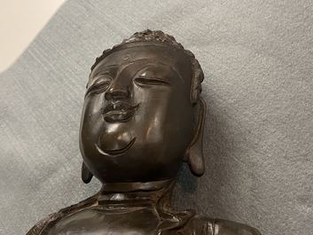 Een Chinese bronzen figuur van Boeddha, Ming