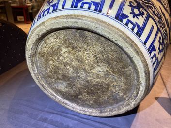 Un pot en porcelaine de Chine en bleu et blanc &agrave; d&eacute;cor de dragons, Jiajing
