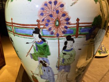 Un grand vase couvert en porcelaine de Chine wucai, &eacute;poque Transition