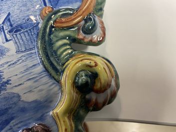 Een paar polychrome Delftse plaquettes met plattelandsvoorstellingen, 19e eeuw