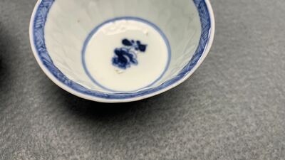 Een Chinese blauw-witte theebus, zes koppen, twee schotels en twee borden, Kangxi/Yongzheng