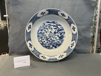 Un plat en porcelaine de Chine en bleu et blanc dite 'de Swatow' &agrave; d&eacute;cor de cerfs, Ming
