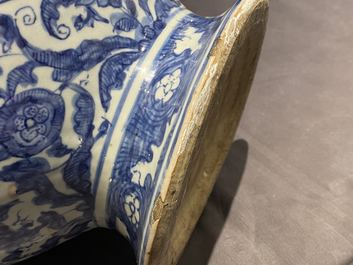 Deux vases couverts en porcelaine de Chine en bleu et blanc, Wanli