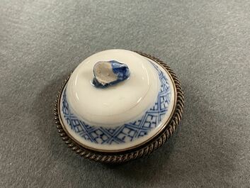 Twee Chinese blauw-witte dekselkannen en twee vaasjes, Kangxi