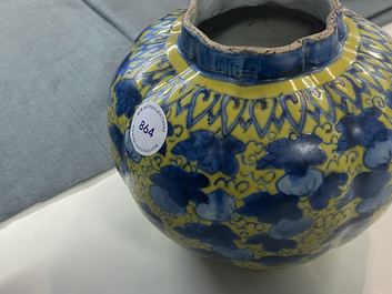 Een Chinese blauw-witte vaas met gele fondkleur met eekhoorns bij kalebasfruit, Wanli