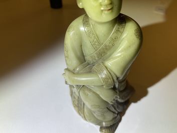 A Chinese Shoushan soapstone figure of a seated man, 18/19th C.