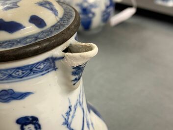 Twee Chinese blauw-witte dekselkannen en twee vaasjes, Kangxi