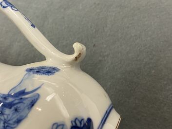 Deux verseuses couvertes et deux vases en porcelaine de Chine en bleu et blanc, Kangxi