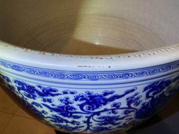 Een uitzonderlijk grote Chinese blauw-witte vissenkom met lotusslingers, Kangxi