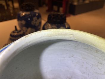 Een Chinese blauw-witte gemberpot met 'Shou'-karakters, Kangxi