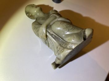 A Chinese Shoushan soapstone figure of a seated man, 18/19th C.