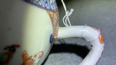 Une paire de tasses et soucoupes, une th&eacute;i&egrave;re d&eacute;cor&eacute;e aux Pays-Bas et une bo&icirc;te &agrave; th&eacute; en porcelaine de Chine, Kangxi/Qianlong