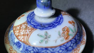 Une paire de tasses et soucoupes, une th&eacute;i&egrave;re d&eacute;cor&eacute;e aux Pays-Bas et une bo&icirc;te &agrave; th&eacute; en porcelaine de Chine, Kangxi/Qianlong