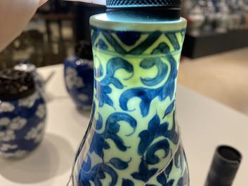 Un vase de forme double gourde en porcelaine de Chine en bleu et blanc, Kangxi