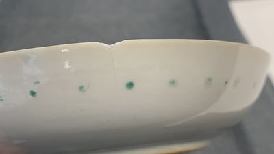 Dix-sept tasses et dix-neuf soucoupes en porcelaine de Chine famille rose, Qianlong