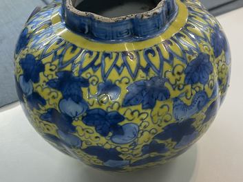 Een Chinese blauw-witte vaas met gele fondkleur met eekhoorns bij kalebasfruit, Wanli