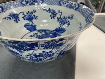 Un grand bol en porcelaine de Chine en bleu et blanc &agrave; d&eacute;cor floral, Kangxi