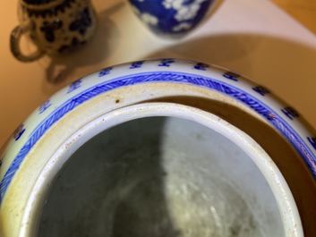 Een Chinese blauw-witte gemberpot met 'Shou'-karakters, Kangxi