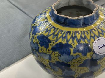 Een Chinese blauw-witte vaas met gele fondkleur met eekhoorns bij kalebasfruit, Wanli