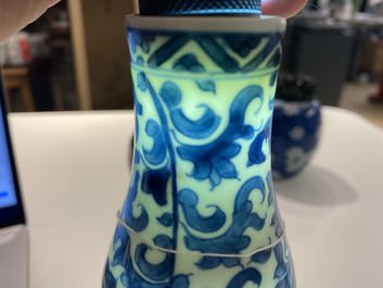 Un vase de forme double gourde en porcelaine de Chine en bleu et blanc, Kangxi