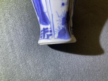 Deux verseuses couvertes et deux vases en porcelaine de Chine en bleu et blanc, Kangxi