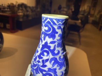 Un vase de forme double gourde en porcelaine de Chine en bleu et blanc, Kangxi