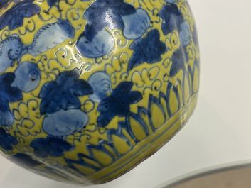 Un vase en porcelaine de Chine en bleu et blanc sur fond jaune &agrave; d&eacute;cor d'&eacute;cureuils, Wanli