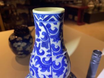 Un vase de forme double gourde en porcelaine de Chine en bleu et blanc, Kangxi