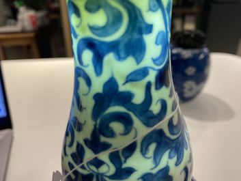 Un vase de forme double gourde en porcelaine de Chine en bleu et blanc, Kangxi