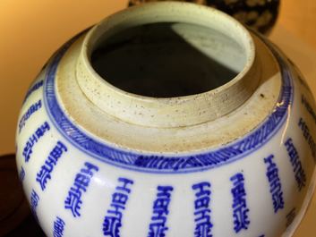 Un pot &agrave; gingembre en porcelaine de Chine en bleu et blanc &agrave; d&eacute;cor de caract&egrave;res Shou, Kangxi