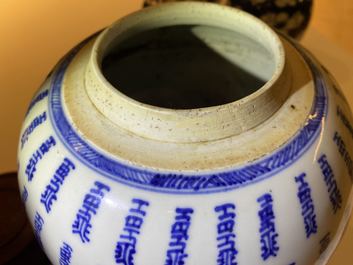 Een Chinese blauw-witte gemberpot met 'Shou'-karakters, Kangxi