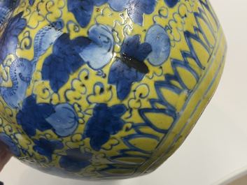 Un vase en porcelaine de Chine en bleu et blanc sur fond jaune &agrave; d&eacute;cor d'&eacute;cureuils, Wanli