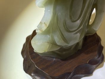Een Chinese jade penselenbeker en een figuur van Guanyin, Qing