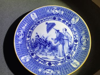 Trois assiettes en porcelaine de Chine en bleu et blanc &agrave; d&eacute;cor de 'Dames au Parasol' d'apr&egrave;s Cornelis Pronk, Qianlong