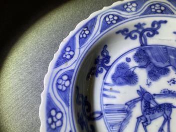Une assiette en porcelaine de Chine en bleu et blanc &agrave; d&eacute;cor de deux cerfs, Ming