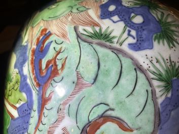 Un vase couvert en porcelaine de Chine wucai &agrave; d&eacute;cor d'animaux mythiques, &eacute;poque Transition