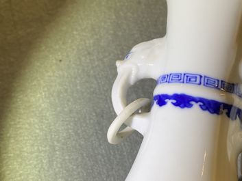 Een paar Chinese blauw-witte vazen met olifantenoren, Kangxi