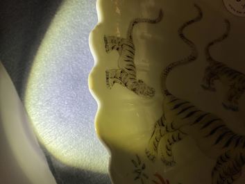 Une paire de plats en porcelaine de Chine d&eacute;cor&eacute;e de style Kakiemon figurant des tigres, Kangxi
