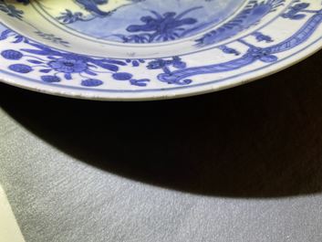 Un plat en porcelaine de Chine en bleu et blanc &agrave; d&eacute;cor de qilins, Jiajing