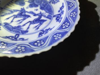 Een Chinees blauw-wit bord met twee herten, Ming