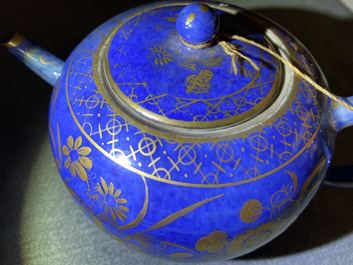 Een Chinese poederblauwe en vergulde theepot en een grisaille theepot, Kangxi/Yongzheng