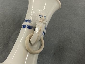 Une paire de vases en porcelaine de Chine en bleu et blanc aux anses en forme de t&ecirc;te d'&eacute;l&eacute;phant, Kangxi