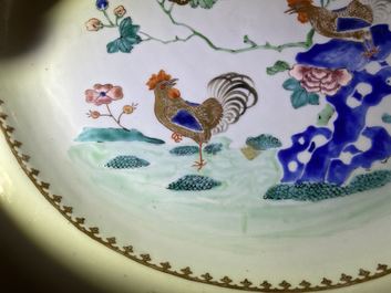Un plat en porcelaine de Chine famille rose &agrave; d&eacute;cor de coqs, Yongzheng