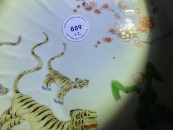 Une paire de plats en porcelaine de Chine d&eacute;cor&eacute;e de style Kakiemon figurant des tigres, Kangxi
